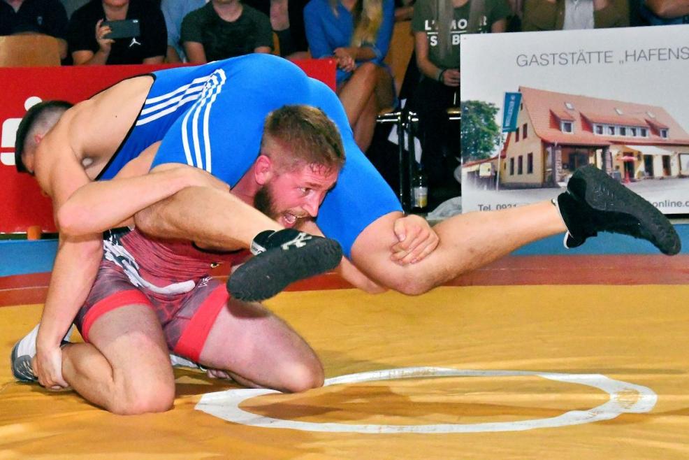 Timo Hoepstein mit einem Beinangriff