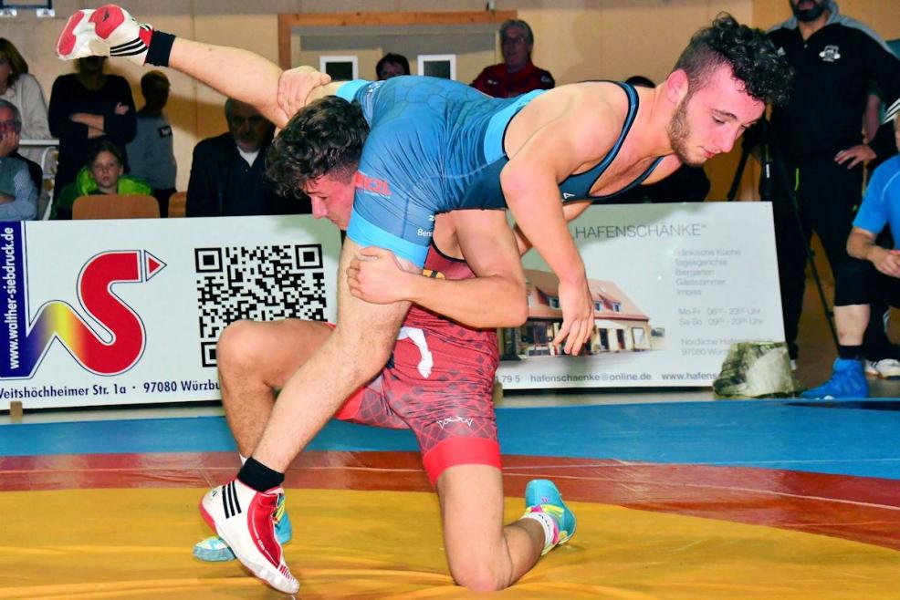 Dominik Fleischman siegt überlegen.